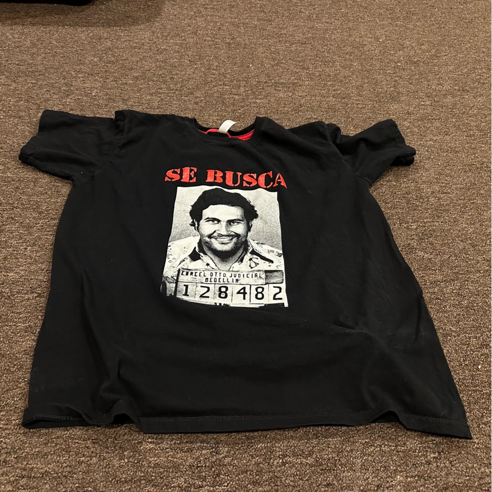 Black 'Se Busca' Graphic Men's Tee Cool L